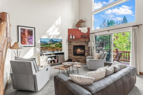 Beautiful 3BR - Private Hot Tub, Family Movie Room, Gourmet Kitchen, Private Deck and Patio